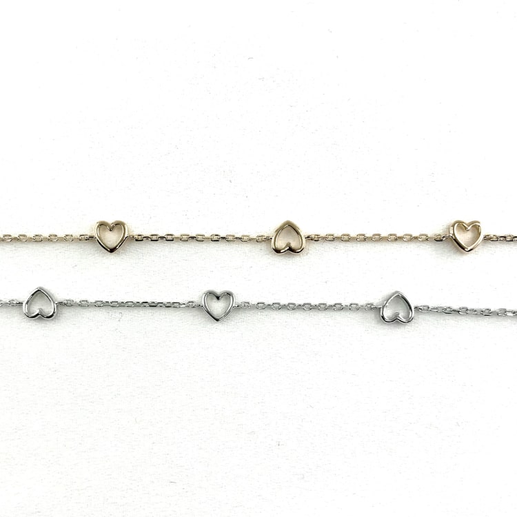 Bracelet Jules:Joli bracelet composé dune chaine fine agrementée de cinq petits coeurs.