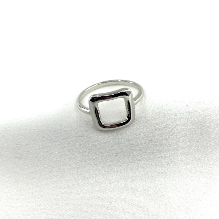 Bague BDifficile de ne pas craquer pour cette jolie bague carrée. Avec sa forme géometrique et originale, Beverly deviendra vite un indispensable de votre boite à bijoux !