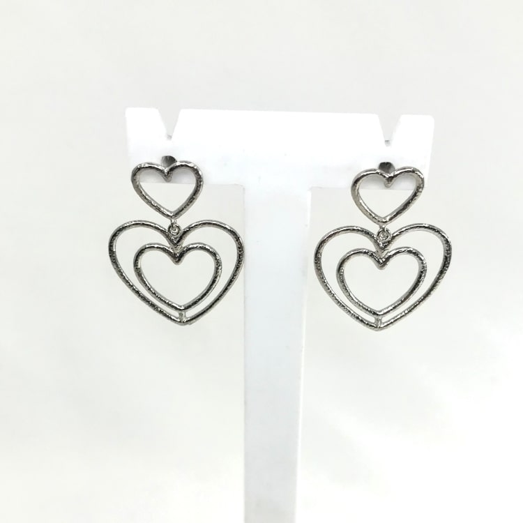 Juliette: Boucles doreilles pendantes composées de cœurs délicatement martelés. En argent 925 rhodié