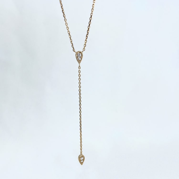Yonni: Collier en forme de Y composé d'une chaine fine et de 2 gouttes serties d'oxydes de zirconium. En plaqué or 3 microns