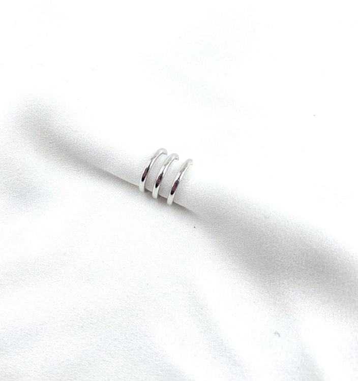 Paula - Large bague doreille (ear cuff) composée de 3 anneaux lisses. En argent 925 rhodié