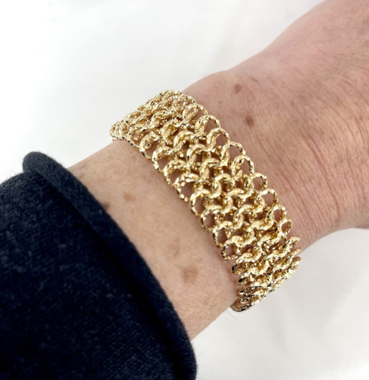 Bracelet Kent : Large bracelet délicatement formé dune multitude de maillons entrelacés. En plaqué or 3 microns