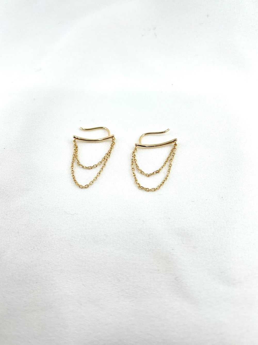 Siam: Boucles doreilles montantes composées dune petite tige incurvée et de deux petites chainettes, en plaqué or 3 microns