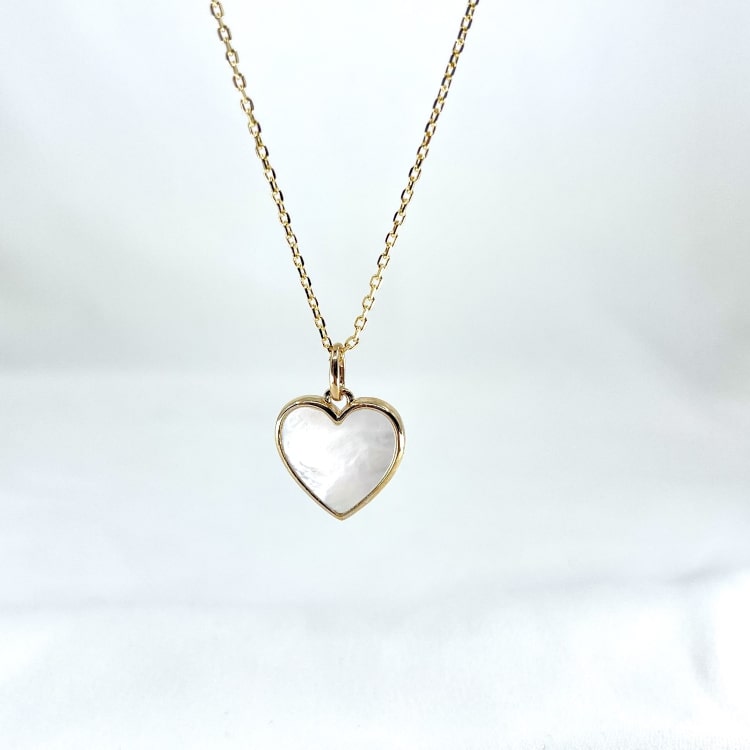 Romeo: Collier composé d'une chaine fine et d'un pendentif cœur en nacre. En plaqué or 3 microns.