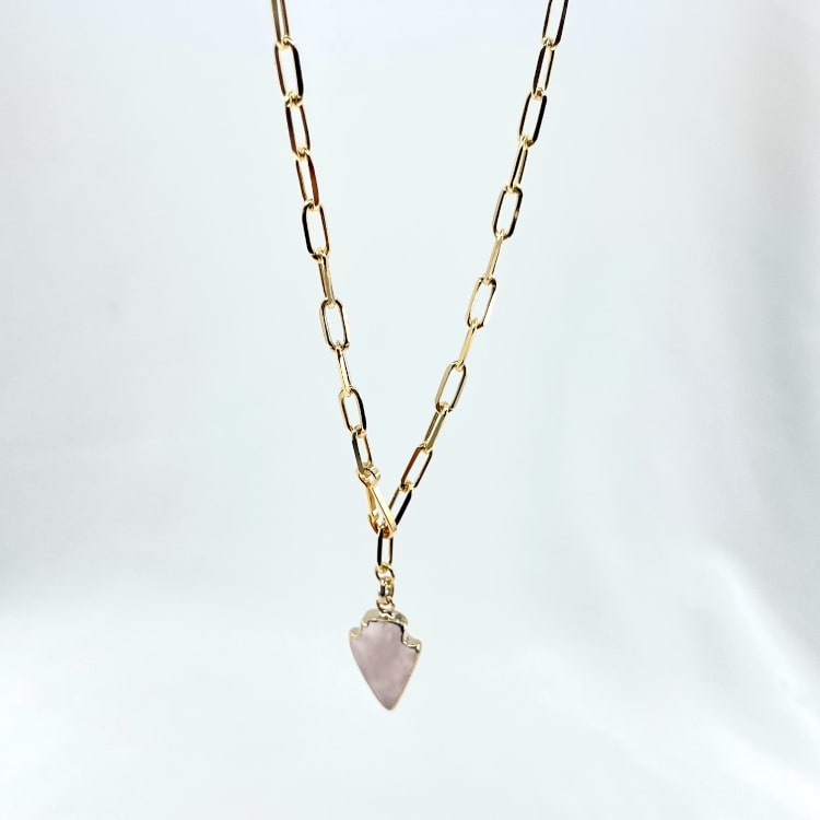 Arrow: Collier en maille rectangulaire accompagné d'un joli pendentif flèche en quartz rose. En plaqué or 3 microns