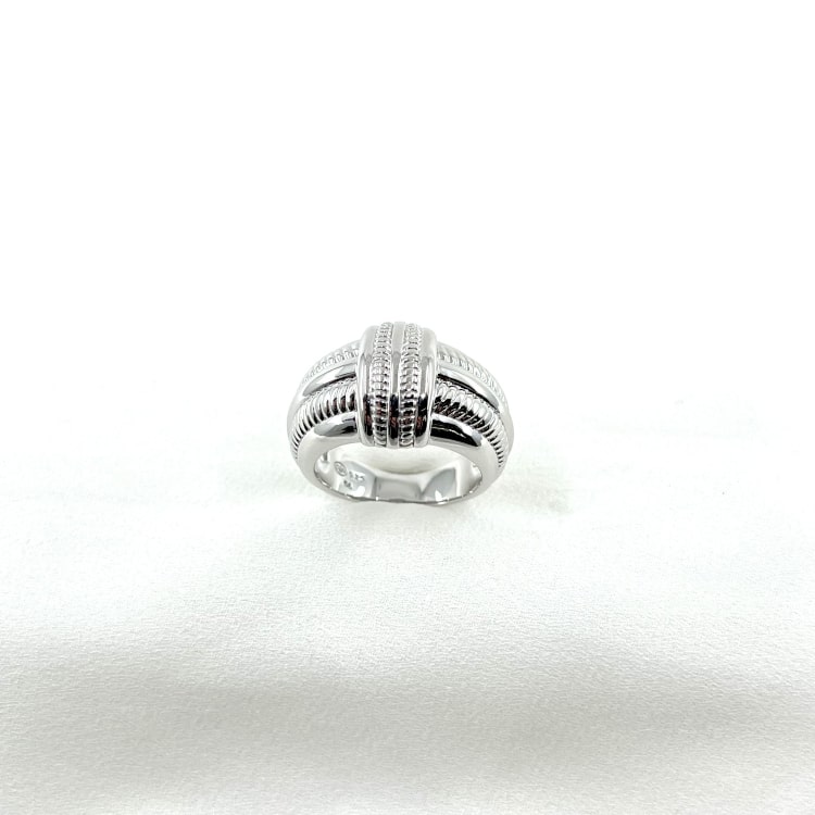 Maeva: Large bague bombée lisse et rainurée. En argent 925