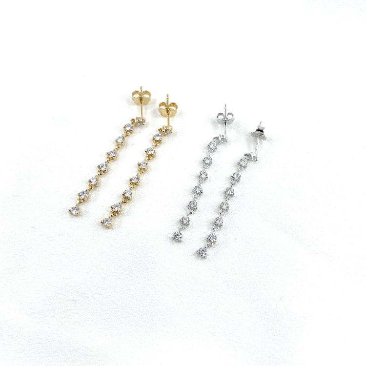 Colette: Boucles doreilles pendantes composées de petits oxydes de zirconium. En plaqué or 3 microns et en argent 925