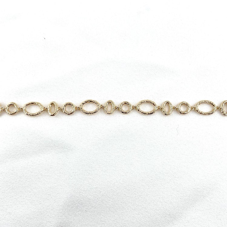 Bracelet Thais: Bracelet martelé aux formes géométriques ovales et rondes, en plaqué or 3 microns