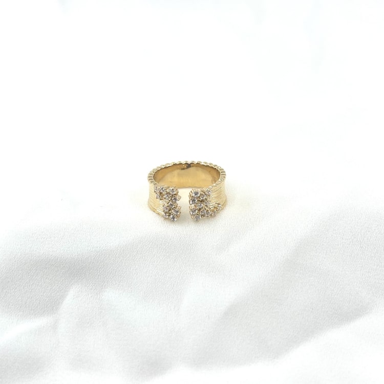 Bague Ornella: Large bague ouverte et rainurée incrustée de petits oxydes de zirconium blancs, en plaqué or 3 microns.