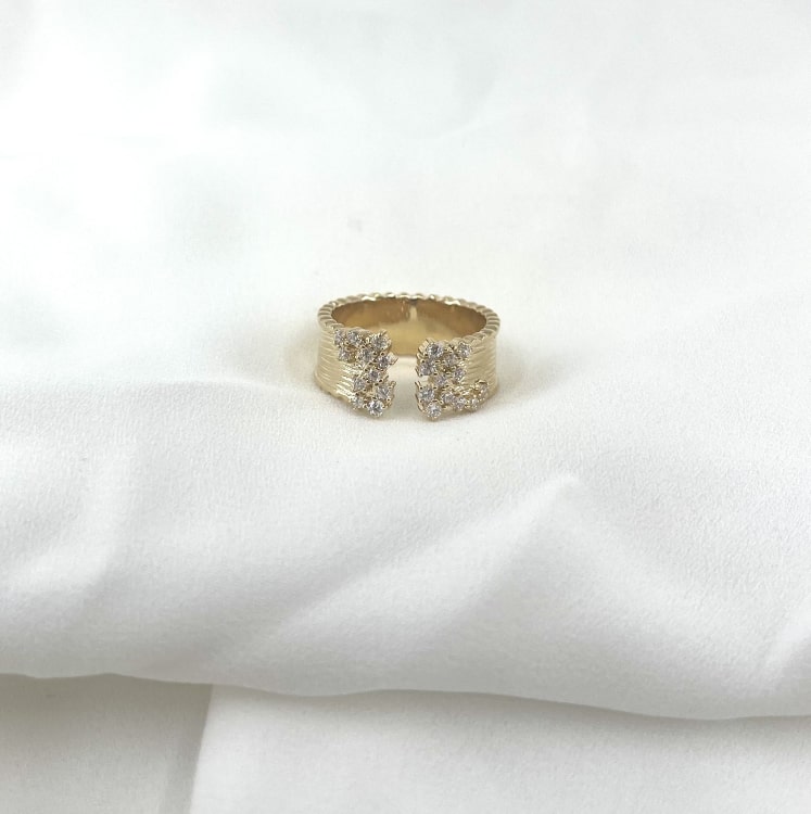 Bague Ornella: Large bague ouverte et rainurée incrustée de petits oxydes de zirconium blancs, en plaqué or 3 microns.