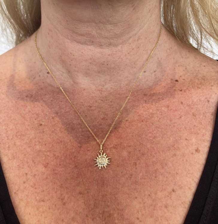 Collier Louis: Collier composé dune chaine fine et dun pendentif en forme de soleil gravé dun petit visage en son centre. En plaqué or 3 microns