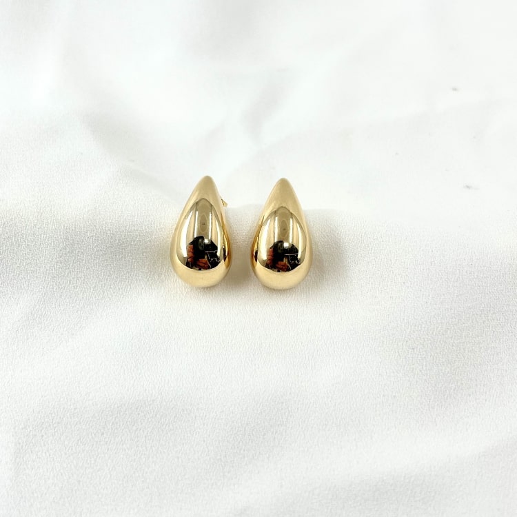 Maylis: Maylis: Boucles doreilles en forme de goutte deau. En plaqué or 3 microns