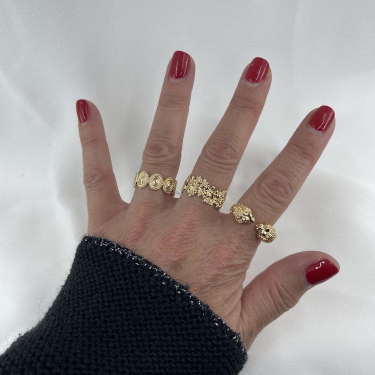 Bague simba 3-min: une bague ornée de deux têtes de lion délicatement travaillées aux extrémités. En plaqué or 3 microns 18 carats