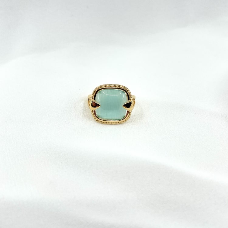 Bague Charlene: bague délicatement travaillée et sertie dune pierre de couleur bleue pâle. En plaqué or 3 microns 18 carats.