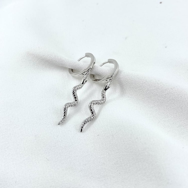 Cassandre: créoles ornées dun joli pendentif serpent délicatement travaillé. En argent 925 rhodié