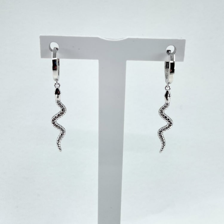 Cassandre: créoles ornées dun joli pendentif serpent délicatement travaillé. En argent 925 rhodié
