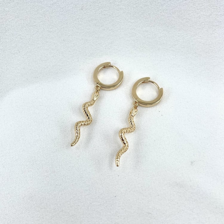 Cassandr: créoles ornées dun joli pendentif serpent délicatement travaillé. En plaqué or 3 microns