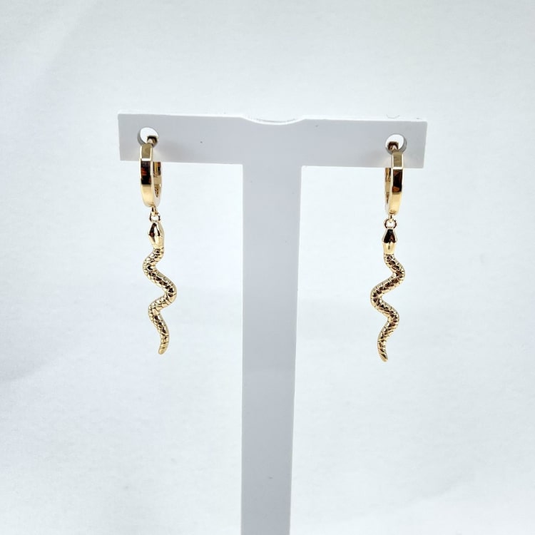 Cassandre: créoles ornées dun joli pendentif serpent délicatement travaillé. En plaqué or 3 microns