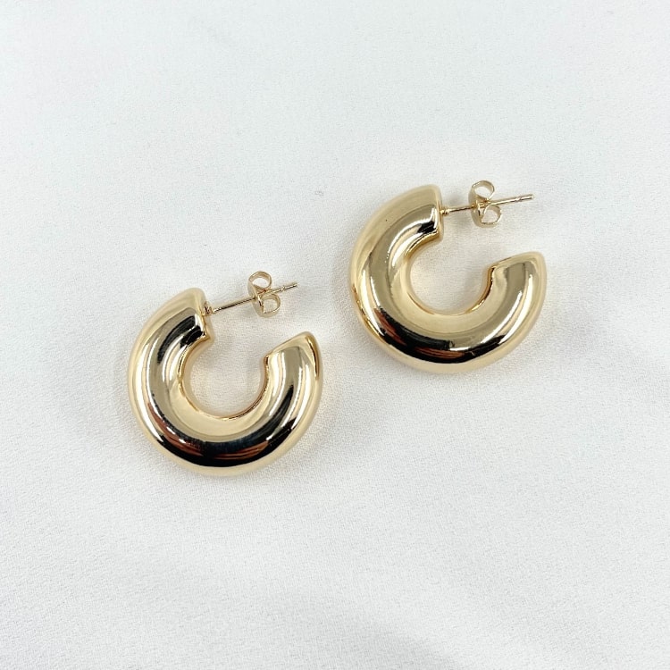 boucles doreilles Olivia: Olivia: de jolies créoles épaisses et lisses en plaqué or 3 microns