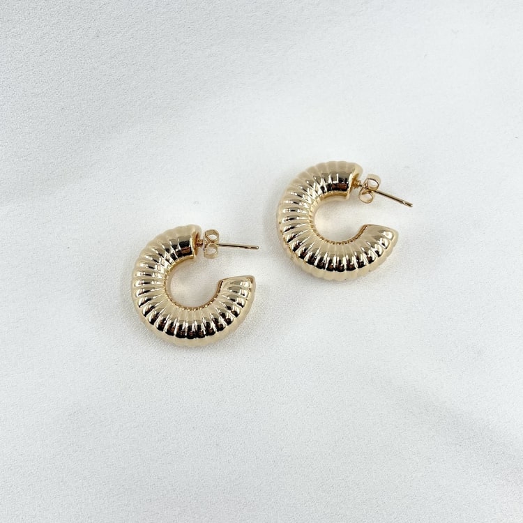 boucles doreilles Simone: de jolies créoles épaisses et rainurées en plaqué or 3 microns 18 carats