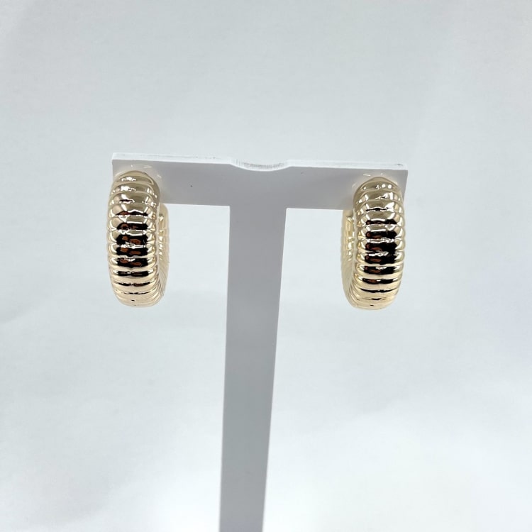 Boucles doreilles Simone: de jolies créoles épaisses et rainurées en plaqué or 3 microns 18 carats
