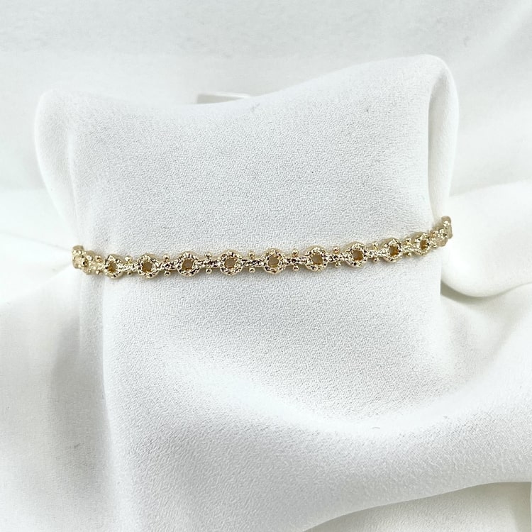 Soan: bracelet semi rigide et martelé aux motifs géométriques. En plaqué or 3 microns
