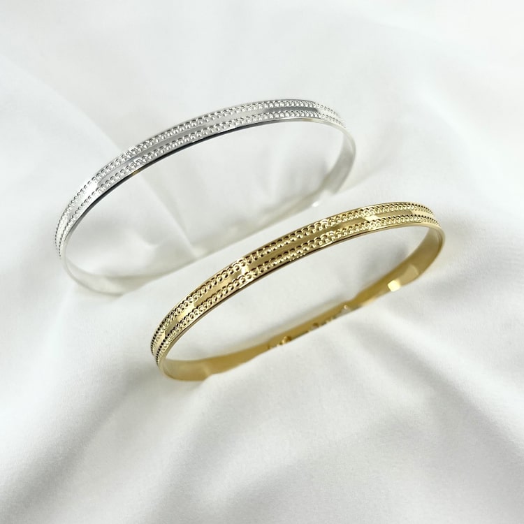 Jonc MATTEO: jonc fermé et joliment décoré de deux fines bandes perlées. Existe en plaqué or 3 microns et en argent 925