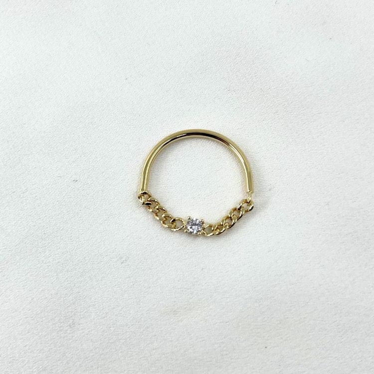 Ambroise: bague semi rigide composée dun demi cercle lisse et rigide et dune chaine souple en maille gourmette sertie dun oxyde de zirconium blanc. En plaqué or 3 microns