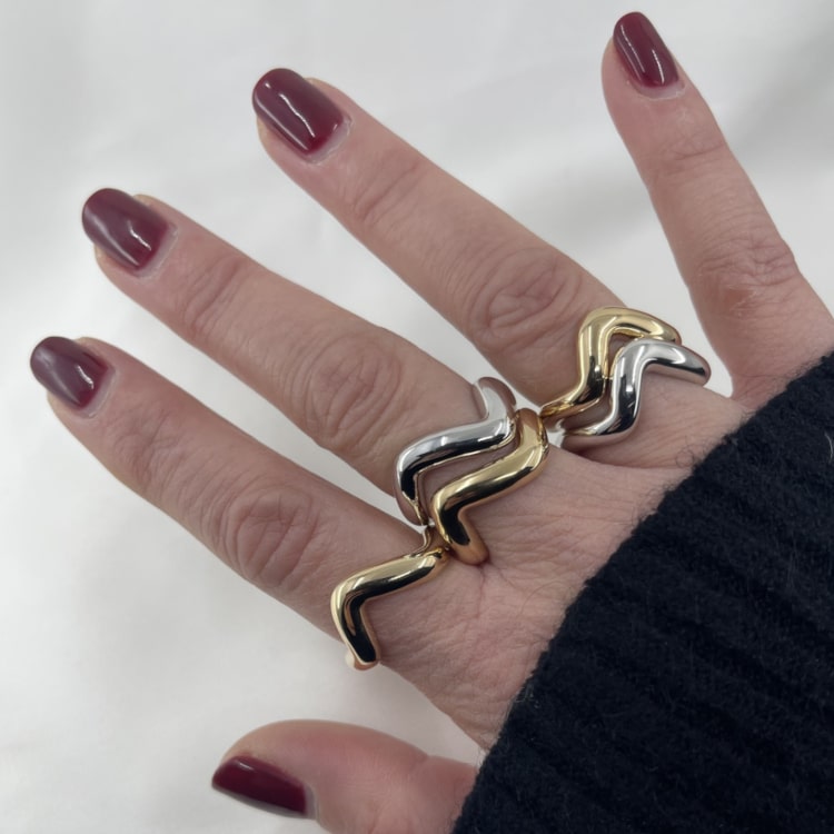 Bague Wavy: bague moderne et audacieuse aux allures de vague, lisse et relativement épaisse. Existe en plaqué or et en argent 925.