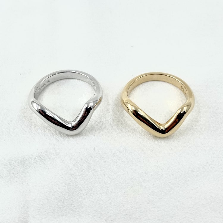 Bague Wavy: bague moderne et audacieuse aux allures de vague, lisse et relativement épaisse. Existe en plaqué or et en argent 925.