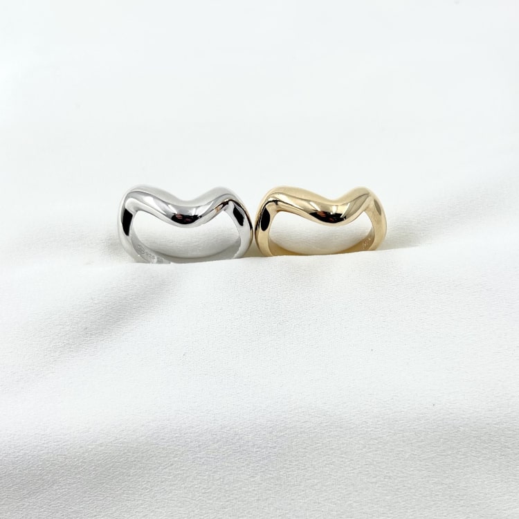 Bague Wavy: bague moderne et audacieuse aux allures de vague, lisse et relativement épaisse. Existe en plaqué or et en argent 925.