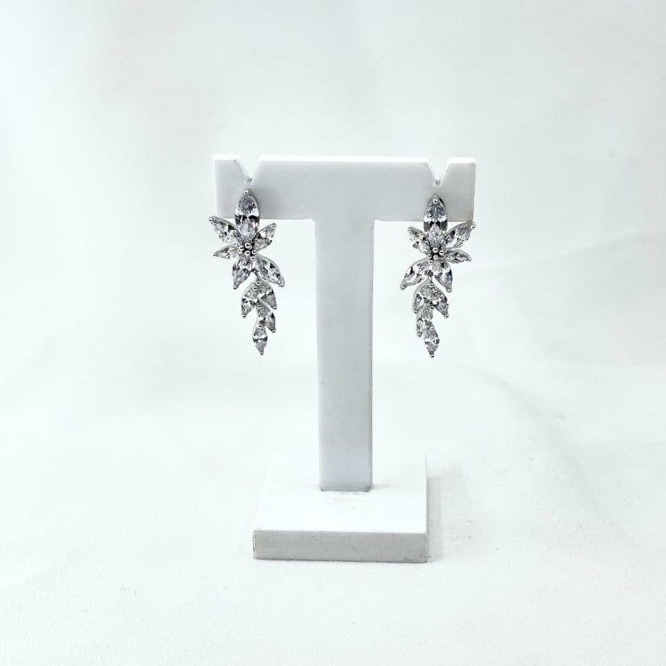 Carmen: de jolies boucles doreilles en forme de fleurs entièrement serties doxydes de zirconium. En argent 925