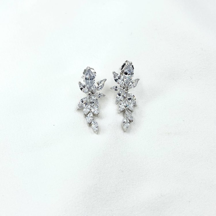 Carmen: de jolies boucles doreilles en forme de fleurs entièrement serties doxydes de zirconium. En argent 925