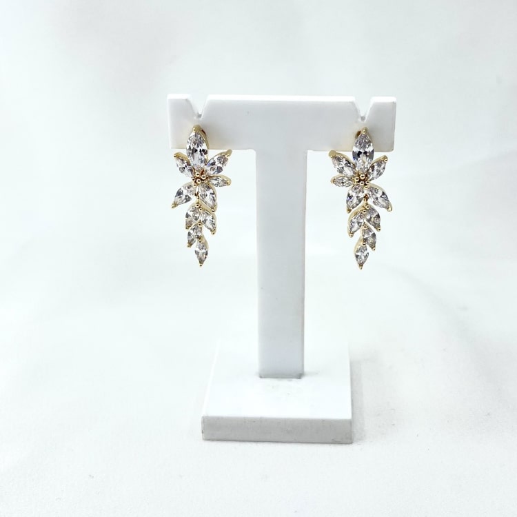 Carmen: de jolies boucles doreilles en forme de fleurs entièrement serties doxydes de zirconium. En plaqué or 3 microns 18 carats