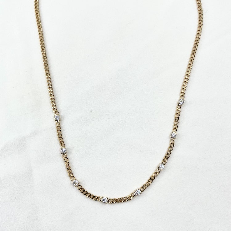 Ambroise: collier en maille gourmette sertie de 8 petits oxydes de zirconium blancs. En plaqué or 3 microns