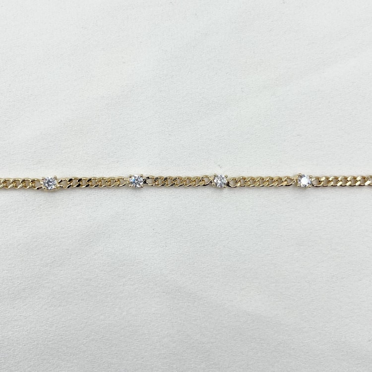 Ambroise: bracelet en maille gourmette incrustée de huit petits oxydes de zirconium blancs. En plaqué or 3 microns