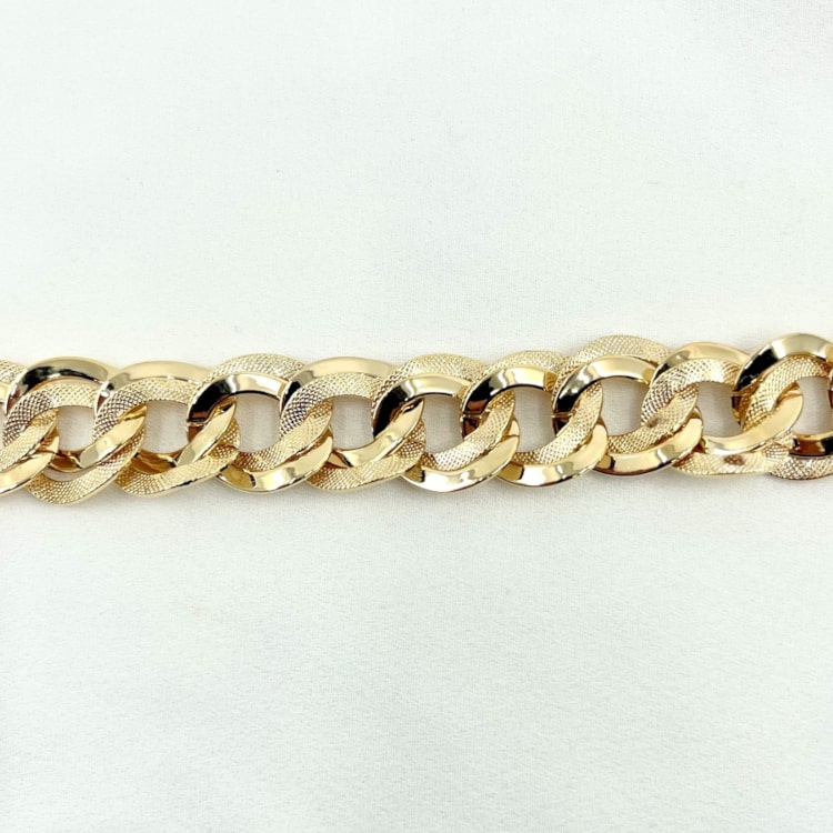 Henri: bracelet composé de maillons ovales lisses et de maillons ovales délicatement travaillés. Fermoir à lancienne. En plaqué or 3 microns