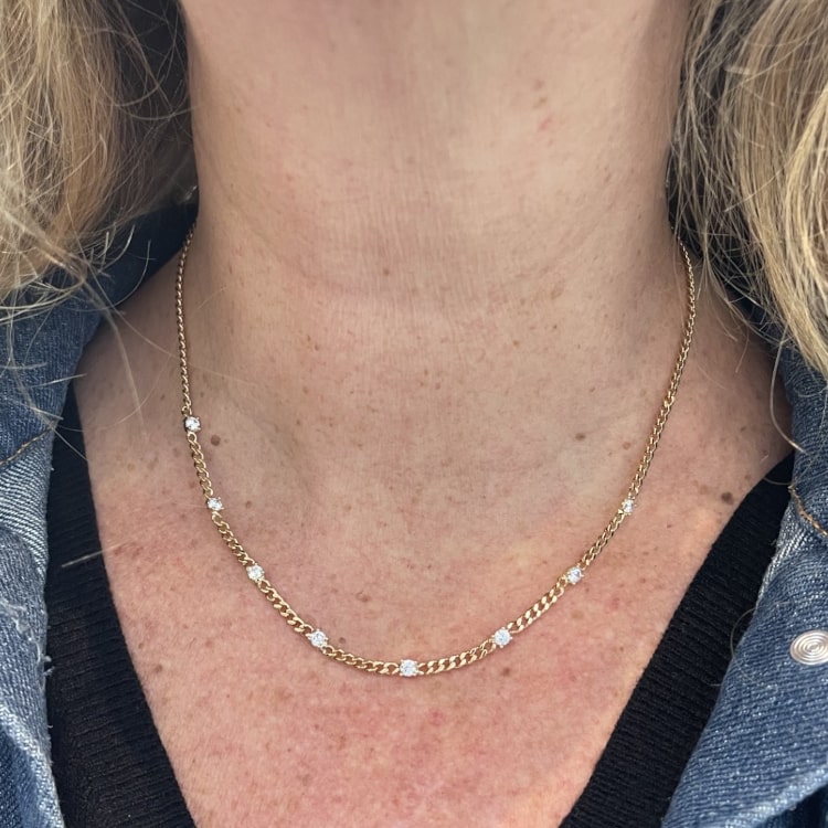 Ambroise: collier en maille gourmette sertie de 8 petits oxydes de zirconium blancs. En plaqué or 3 microns