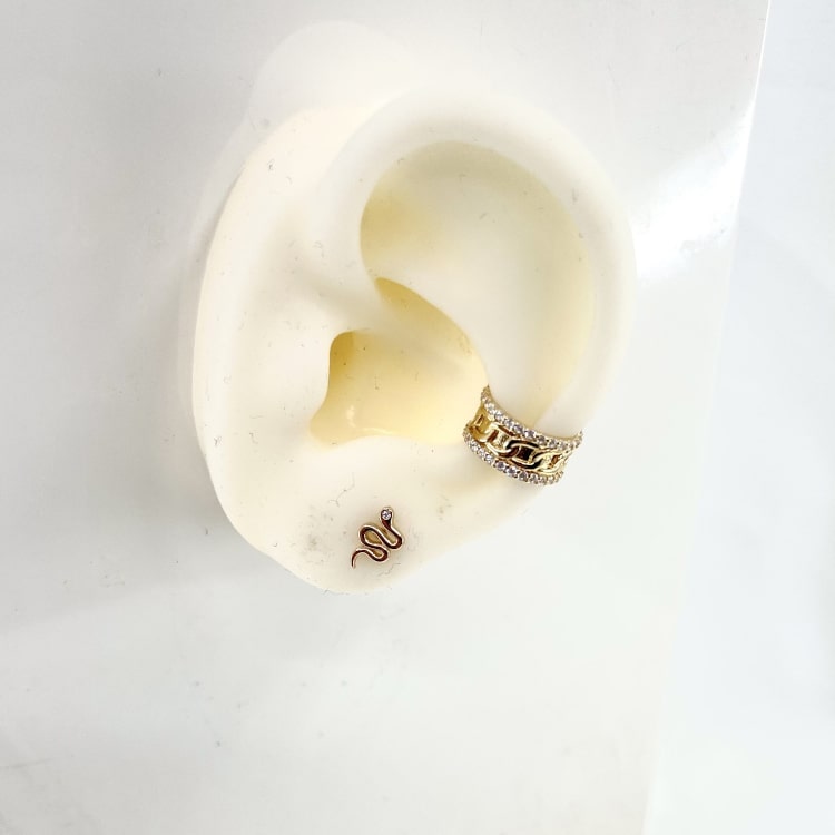 Bague oreille Natalia: Large bague doreille entourée de deux lignes doxydes de zirconium blancs. En plaqué or 3 microns