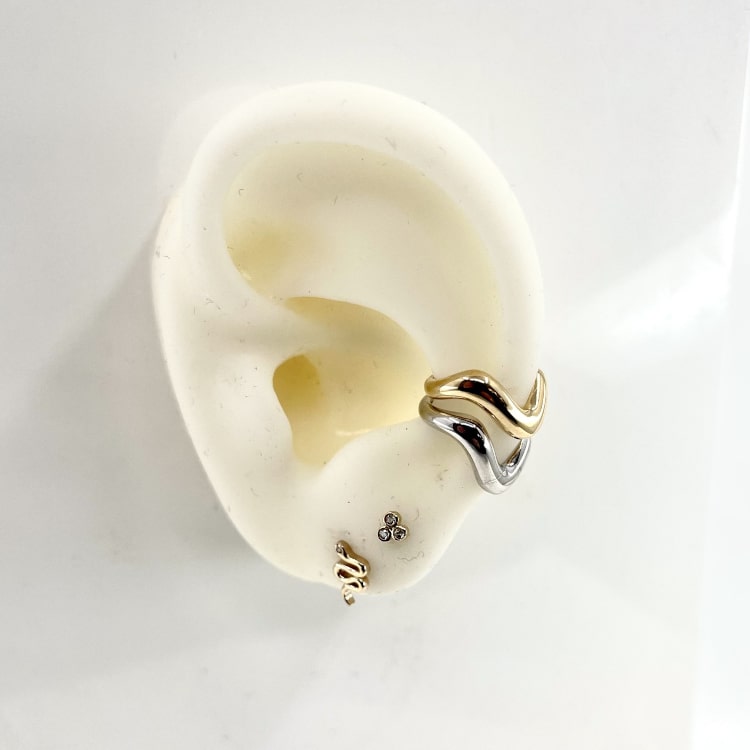 Bague oreille Wavy: Bague doreille ondulée en forme de vague. En plaqué or 3 microns et en argent 925 rhodié