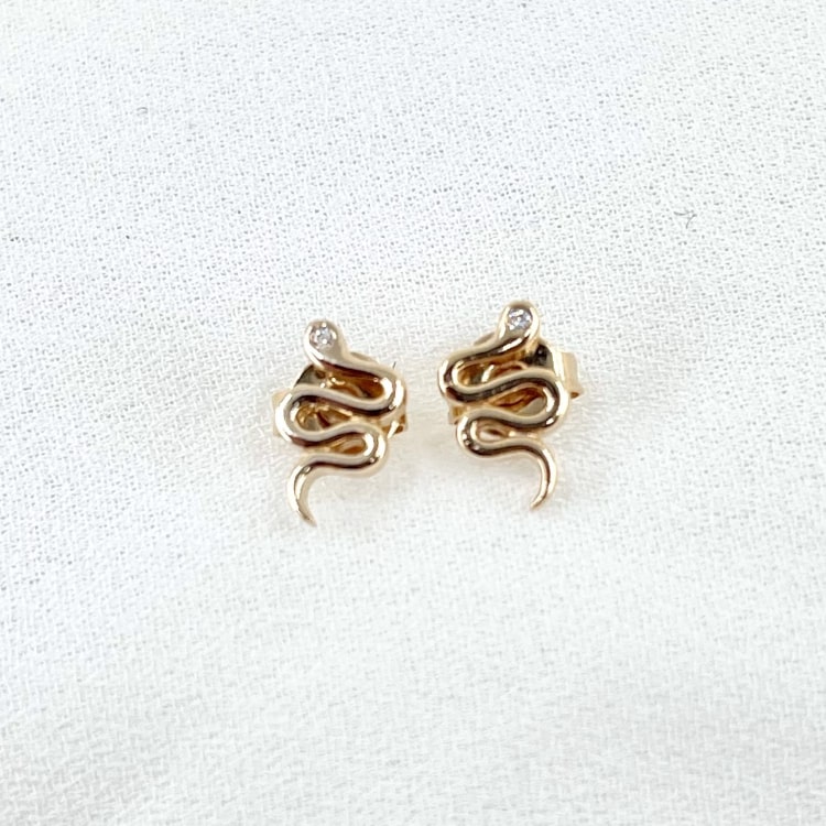 Boucles doreilles Kaliya : Petites boucles doreilles en forme de serpent, en plaqué or 3 microns