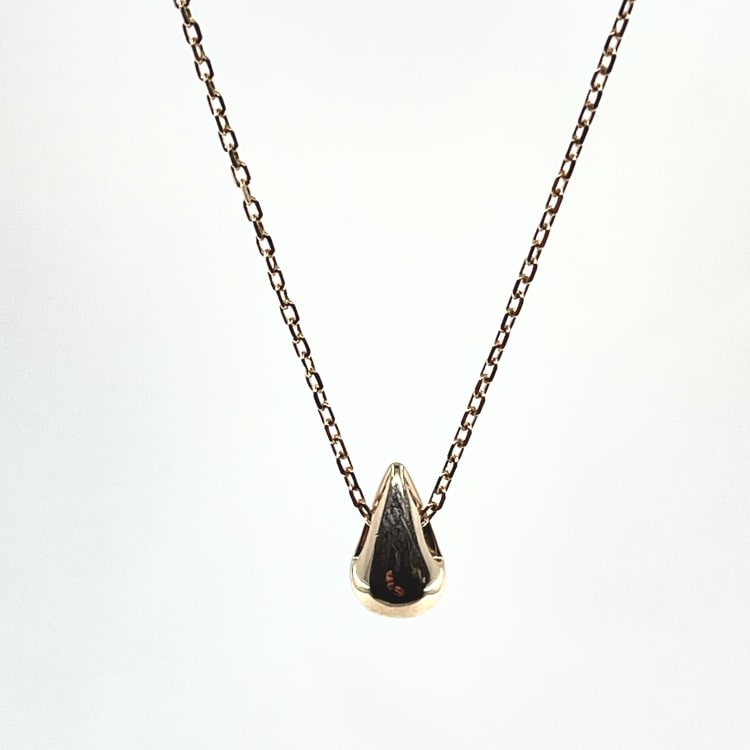 Collier Maylis : Collier composé dune chaine fine et dun joli pendentif en forme de goutte. En plaqué or 3 microns 18 carats