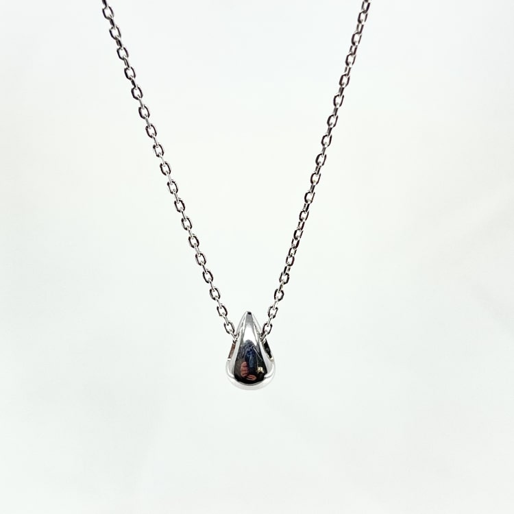 Collier Maylis : Collier composé dune chaine fine et dun joli pendentif en forme de goutte. En argent 925 rhodie
