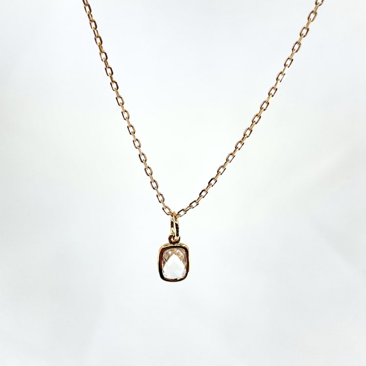 Collier Nelson : Collier composé dune chaine fine et dun pendentif rectangulaire serti dun oxyde de zirconium blanc transparent. En plaqué or 3 microns