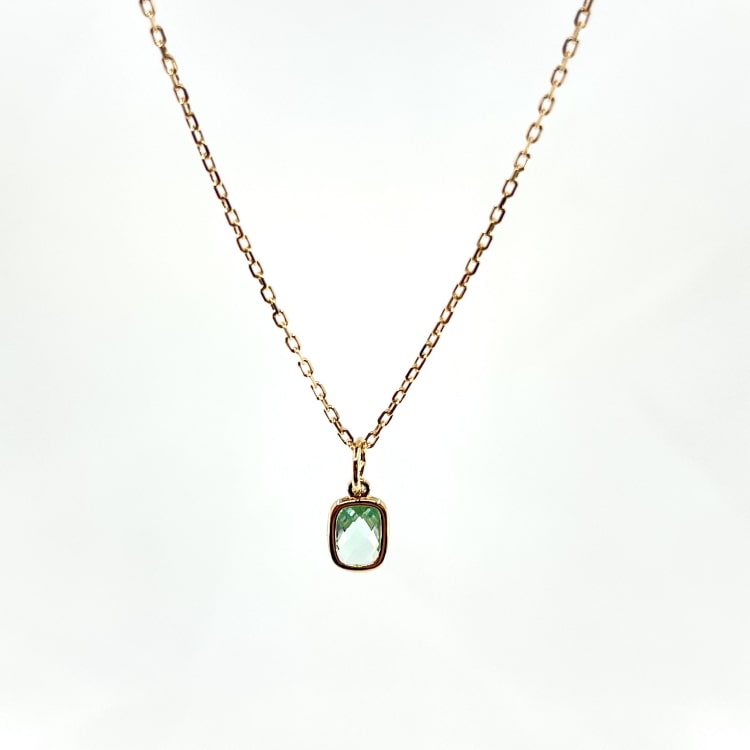 Collier Nelson: Collier composé dune chaine fine et dun pendentif rectangulaire serti dun oxyde de zirconium vert deau. En plaqué or 3 microns