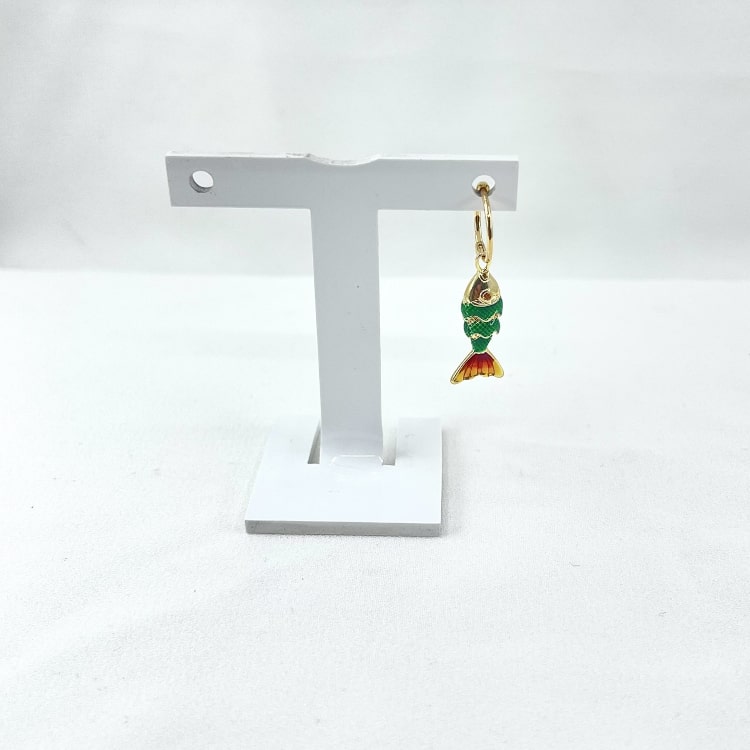 Créole Naia: mono boucle doreille dotée dun pendentif poisson vert orangé. En plaqué or 3 microns
