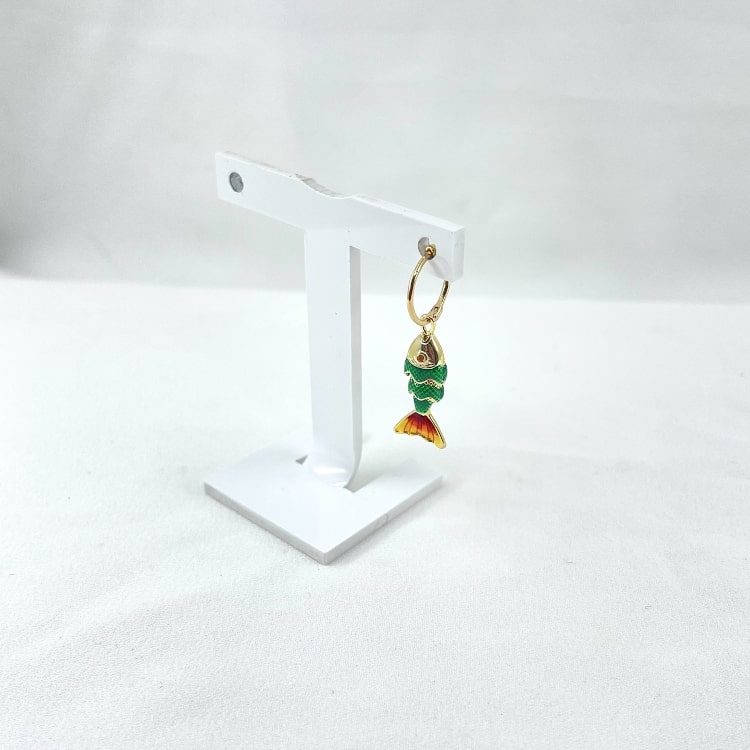 Créole Naia: mono boucle doreille dotée dun pendentif poisson vert orangé. En plaqué or 3 microns