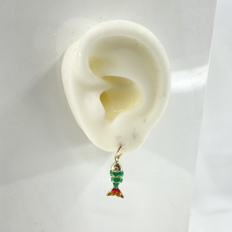 Créole Naia: mono boucle doreille dotée dun pendentif poisson vert orangé. En plaqué or 3 microns
