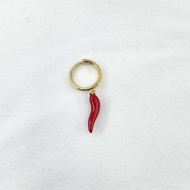 Créole piment rouge: mono boucle d'oreille dotée d'un pendentif en forme de piment rouge. En plaqué or 3 microns