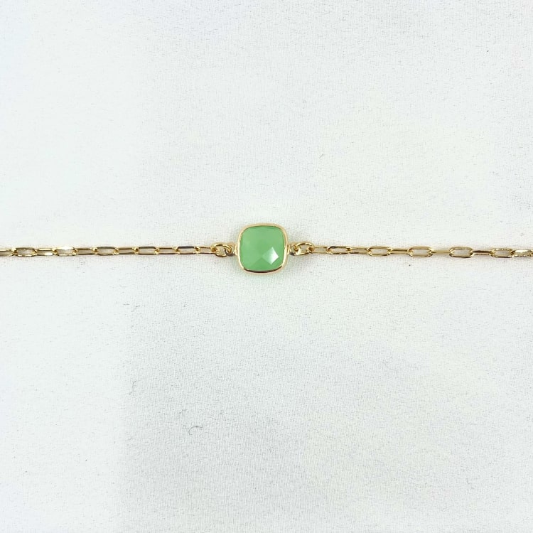 Bracelet Gaston: Bracelet en maille rectangulaire accompagné dune pierre carrée de couleur vert pomme. En plaqué or 3 microns